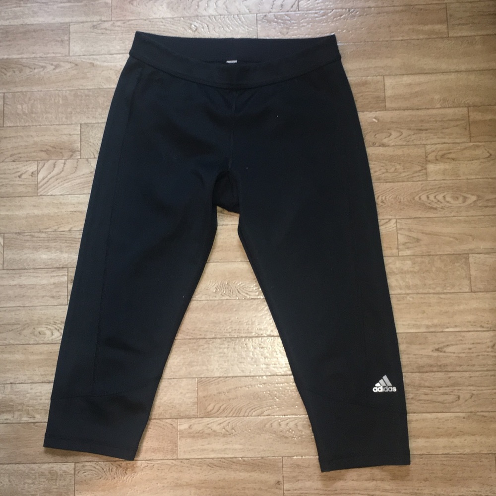 Cropped length athletic leggings